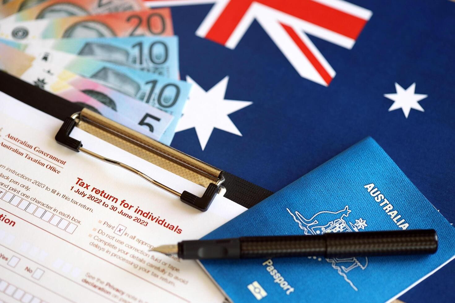 kyiv-ukraine-july-10-2024-australian-tax-return-for-individuals-blank-form-lies-on-table-of-australian-government-taxation-office-free-photo